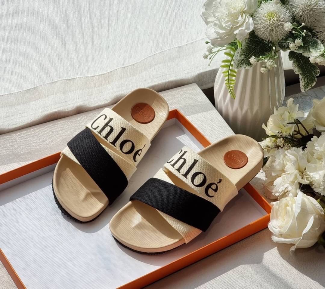 งานเข้าใหม่ พร้อมส่ง แบบมาใหม่รองเท้าแตะทรงสวมงานChloe’ หน้าไขว้สลับสี แบบขายดี พื้นปั้มแบรนด์