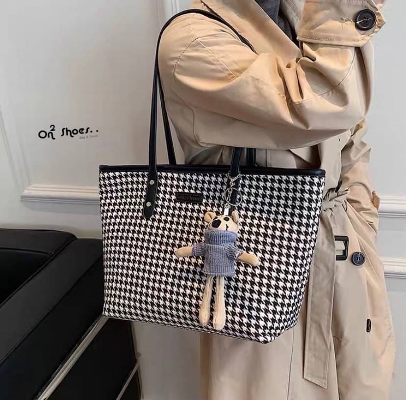 กระเป๋าสะพายแฟชั่นทรงชอปปิ้ง หนังลายชิโนริ ใบใหญ่จุของได้เยอะเลย มาพร้อมพวงกุญแจหนูพร้อมส่งน้า