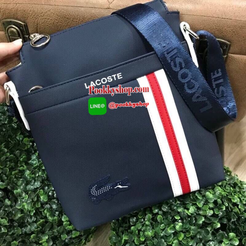 ห้ามพลาด! BEST SELLER! ลาคอส MESSENGER BAG กระเป๋าสะพายรุ่นใหม่ล่าสุดขนาดกำลังดีหนังนิ่มสวยอยู่ทรง ด้านหน้ามี1ช่องซิป พร้อมโลโก้แบรนด์และเเถบคาดดูมีดีเทล เปิดปิดด้วยซิปสะดวกใช้หัวซิปแบรนด์อะไหล่เงินสามารถใส่ ipad mini มือถือ กระเป๋าสตางค์ใบยาว ของจุกจิก
