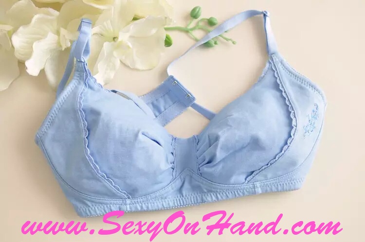 ชุดชั้นใน สปอร์ตบรา เนื้อผ้าฝ้าย เกรดAA สีฟ้าอ่อน แต่งลูกไม้ปักหวานๆ แถบข้าง Size B70/B75/B80
