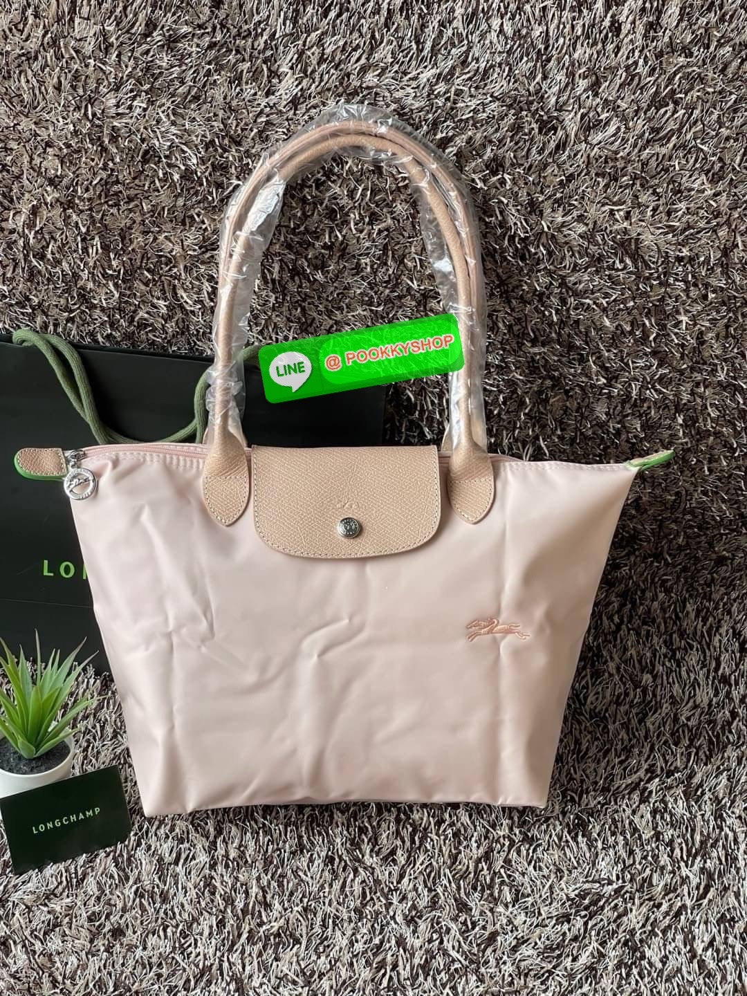 LONGCHAMP LE PLIAGE GREEN Shoulder bag S กระเป๋าใบนี้ดึงดูดใจคุณด้วยรูปทรงมินิมอลและกะทัดรัด หูกระเป๋าที่ยาวช่วยให้คุณสะพายไหล่ได้อย่างสบาย การปิดด้วยซิปช่วยให้มั่นใจได้ว่าสิ่งของทั้งหมดของคุณปลอดภัย Longchamp ดึงแรงบันดาลใจจาก origami สร้าง LE Pliage Gre