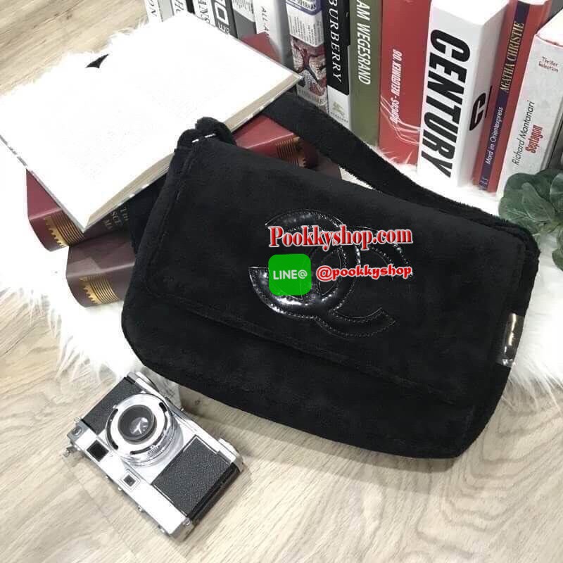 MUST HAVE! Chanel Beaute Crossbody Bag กระเป๋าถือหรือสะพายพรีเมี่ยมของเเท้จาก Chanel Cosmetic Counter VIP Gift รุ่นแนะนำวัสดุขนวูฟสีดำหนานุ่มตัดโลโก้แบรนด์หนังแก้วสวยโดดเด่น น้ำหนักเบา เปิดปิดด้วยฝาปิดกระดุมแม่เหล็ก ใบใหญ่กำลังดีใส่ ipad กระเป๋าสตางค์ใบยา