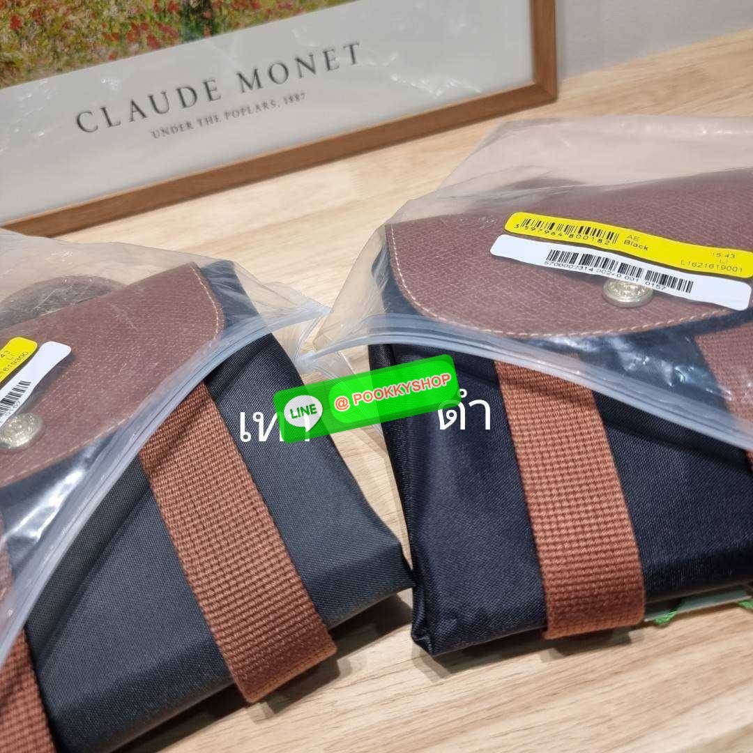 Longchamp le pliage original backpack 🔆 Details สวยคลาสสิคต้องไม่พลาด กับกระเป๋าสะพายทรงเป้ ขนาดกำลังดี น้ำหนักเบา ดีไซน์เรียบง่าย แต่ดูแพง ปากกระเป๋าออกแบบให้มีฝาปิดและซิปแน่นหนา สายสะพายสามารถปรับใช้ตามชอบ ภายในโล่งกว้าง จุของได้สบายๆ พกพาไปไหนก