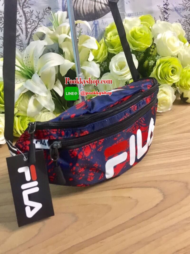 FILA Waist Bag.. รับซัมเมอร์ด้วยลวดลายเกร๋ๆ กระเป๋าคาดอกคาดเอว FILA แบรนด์ฮิตที่ไม่เคยตกเทรน มาให้สะพายกันก่อนใคร ด้วยดีไซต์ลวดลายที่แมทกันอย่างลงตัว ด้านหน้าสกรีนแบรนด์ วัสดุNYLON 100% เคลื่อบเงาอีก 1 ชั้น กันน้ำได้ในระดับหนึ่ง.. เปิดปิดด้วยซิปยาว จุของไ
