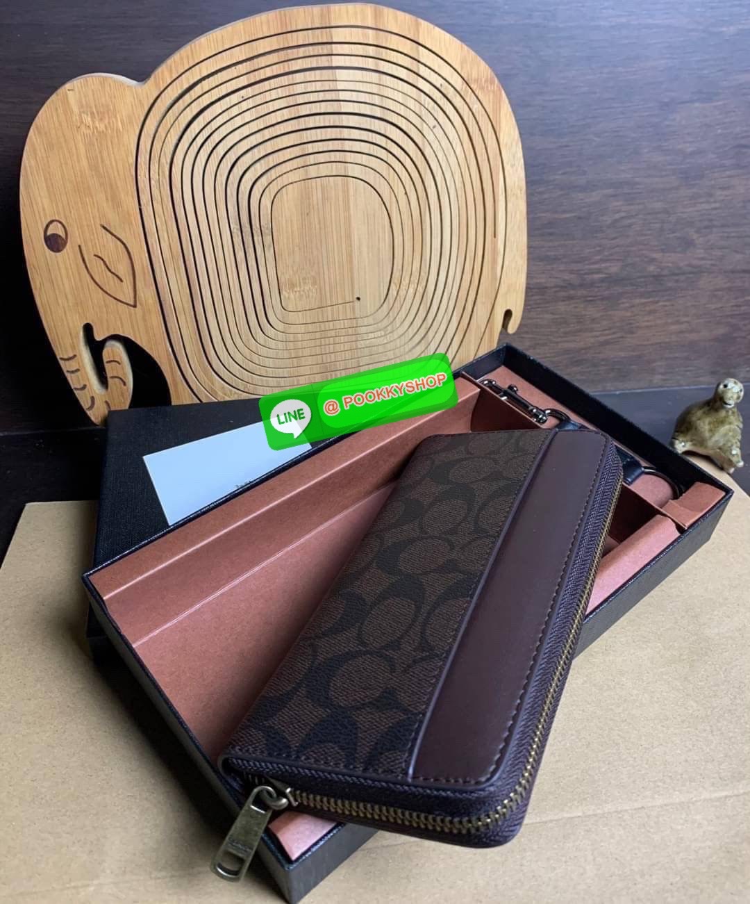 COACH ACCORDION ZIP WALLET IN SIGNATURE CANVAS กระเป๋าสตางค์ใบยาว ซิปรอบ ใช้งานง่าย ด้วยฟังค์ชั้น ด้านใน ใส่บัตรได้จุใจ มีช่องซิปใส่เหรียญตรงกลาง โดนใจหลายๆคนไปเรียบร้อยและคลาสสิค เรียบหรูดูแพงตลอดกาล ยกให้รุ่นนี้เลย