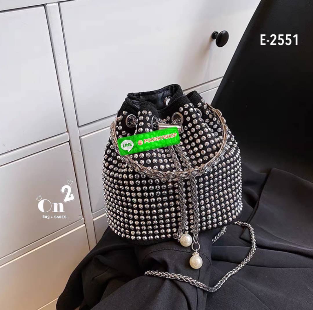 New arrivals 👜👜กระเป๋าแฟชั่นมาใหม่ ทรงขนมจีบ เปิดปิดแบบหูรูด วิ้งๆ น่าใช้มากค่ะสายสะพายโซ่แบบ Cross body จับจองกันเลยคร่าสาวๆไม่มีไม่ได้แล้ว สวยทุกสีคร่า