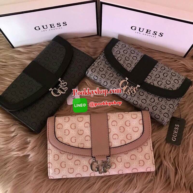 Guess leather wallet กระเป๋าสตางค์ใบกลาง ด้านหน้าแต่งโลโก้แบรนด์โลหะสวยหรูลายซิกเนเจอร์ของแบรนด์ ภายในมีช่องใส่ธนบัตร บัตรต่างๆ ช่องใส่รูป มีช่องยาว 3 ช่อง ใส่ธนบัตร ด้านหลังมีช่องซิปใส่เหรียญ ปิดเปิดใช้งานสะดวก ถือถนัดมือ ขนาดกำลังพอเหมาะ ดีไซร์หรูสวยงาม