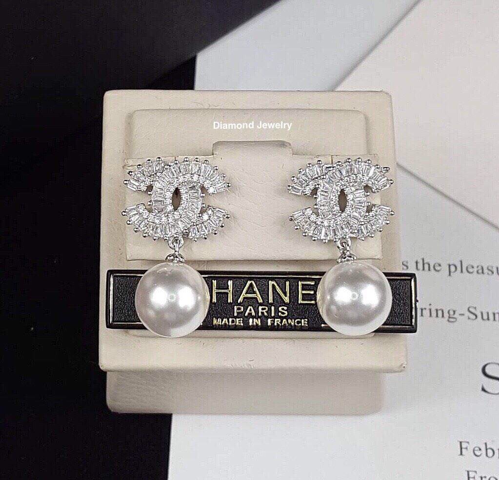 New Arrival !!!!! Chanel Earring ต่างหูมุกชาแนลงานเพชรปาเกต ประดับเพชร CZ แท้ งานสวยมากๆค่ะ เพชรสวยวิ้ง เพชรละเอียดเด้งไฟมากค่ะ ใส่ออกมาลุคคุณมาเลยจ้า งานน่ารักมากๆ พูดเลยย ตัวเรือนสีเงินชุบ 18KGP ไม่ลอกไม่ดำ Made in Korea
