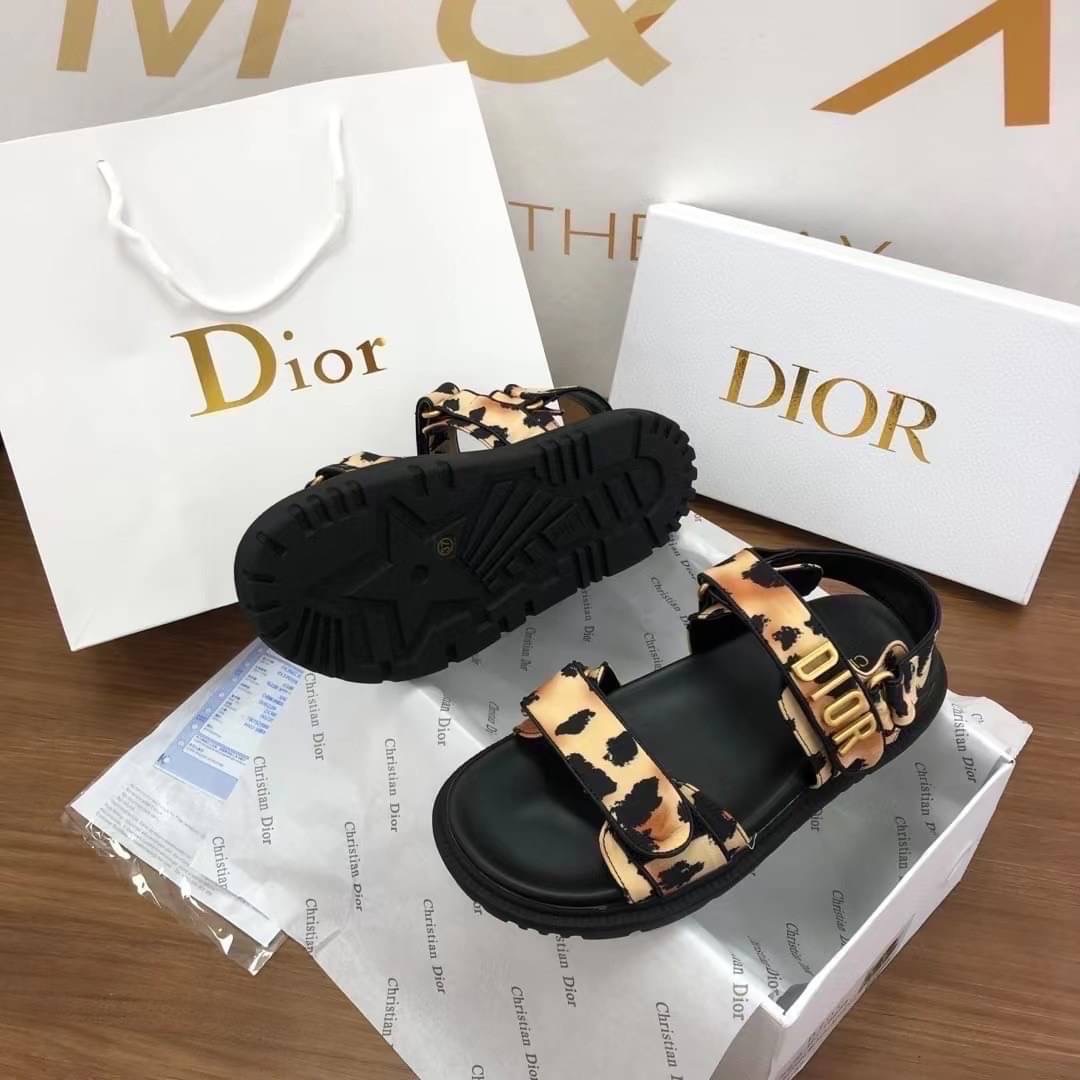 พร้อมส่งรอบ2 รองเท้า DIORACT SANDALรุ่นนี้ใหม่ลายสุดเป็นลายเสือสวยเกร๋มาก ทรงนี้ใส่สบายทุกคนต้องมี ตัวพื้นรองเท้าเป็นสีดำ ตัวสายเป็นลายเสือ ด้านหน้ามีโลโก้Dior สีทอง สวยมากงานปั๊มโลโก้ทุกจุด พลาดแล้วจะเสียใจนะ