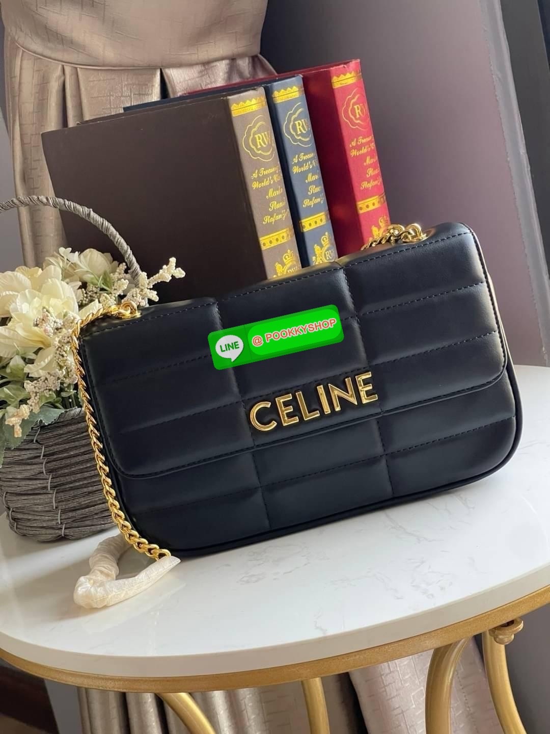 CELINE CHAIN SHOULDER BAG MATELASSE MONOCHROME กระเป๋าเทรนด์กระเป๋าสุดฮอตแต่ยังคงความคลาสสิก รุ่น Matelasse Monochrome ล่าสุดของ Celine ด้วยดีไซน์กระเป๋าที่หรูหราและแมทช์กับการแต่งตัวง่าย จึงครองใจสาว ๆ ได้ไม่ยาก โดยเป็นกระเป๋าสะพายไหล่ที่อัดแน่นด้วยกลิ่น