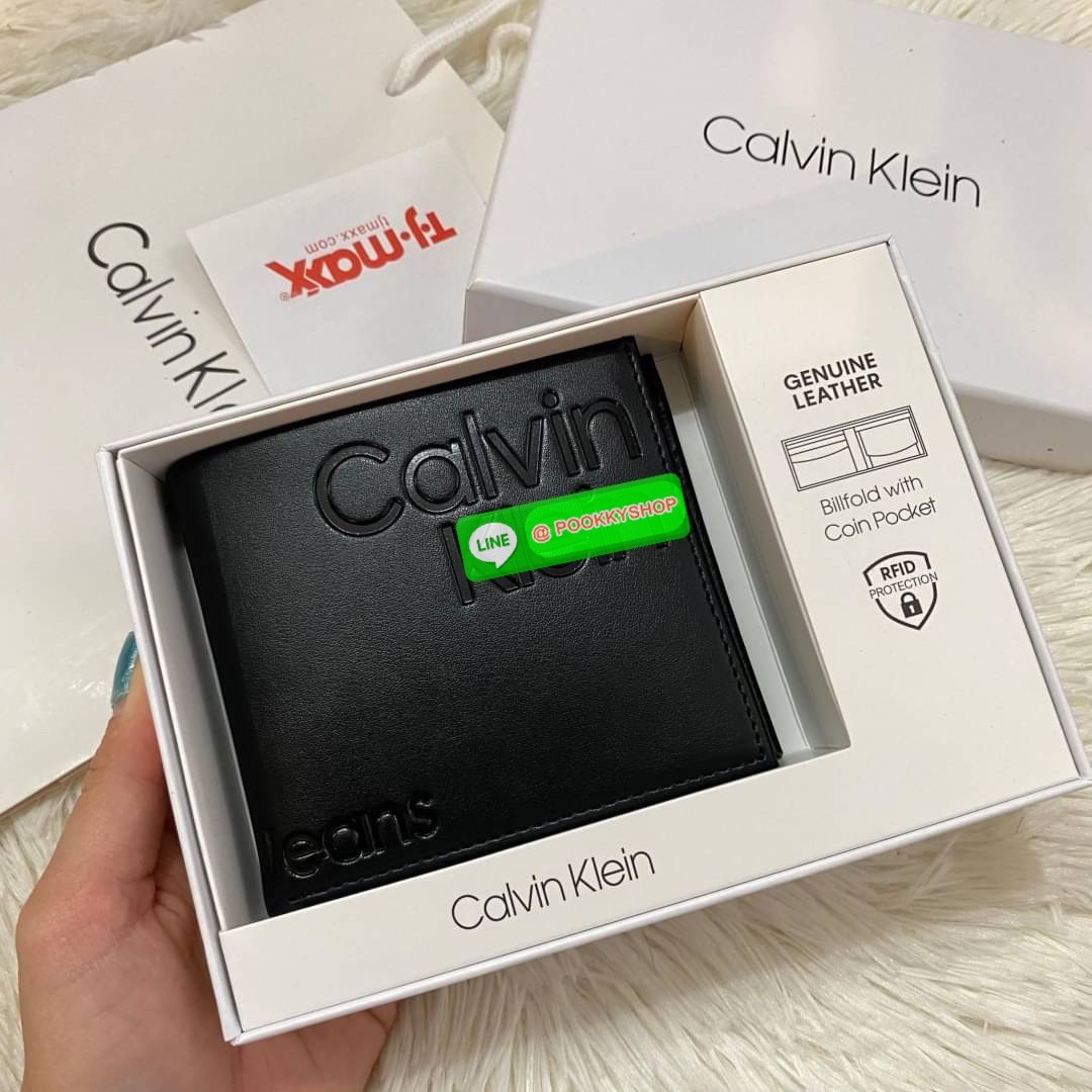 Calvin Klein Bifold Leather Short Wallet กระเป๋าสตางค์ใบสั้น และ ที่ใส่บัตรย่อยแบบเป็นสัดส่วน หนังดี นุ่มมือ รูปลักษณ์เรียบหรูแต่เท่ห์ตามแบบฉบับของแบรนด์Set นี้มาเท่าไรก็หมดคะ รีบจับจองนะคะ มาพร้อมถุงกระดาษแบรนด์และกล่องจ้า สุดคุ้มมอบให้เป็นของขวัญหรือใช้