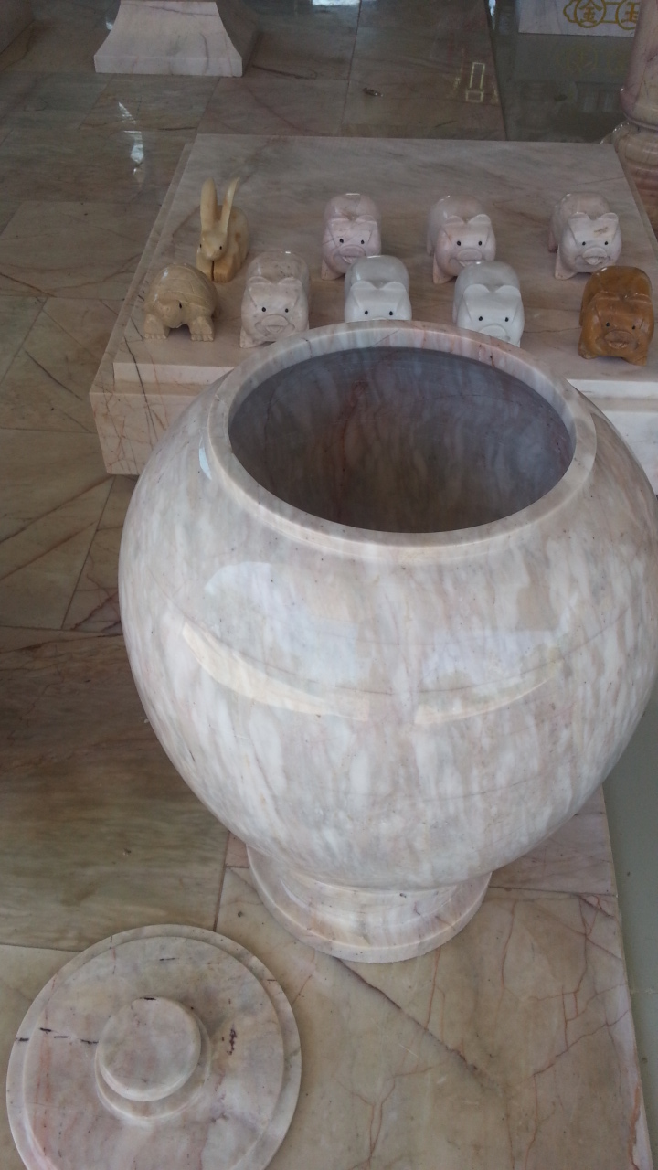 โอ่งหินอ่อน ขนาดสูง 40 เซนติเมตร กว้าง 25 เซนติเมตร