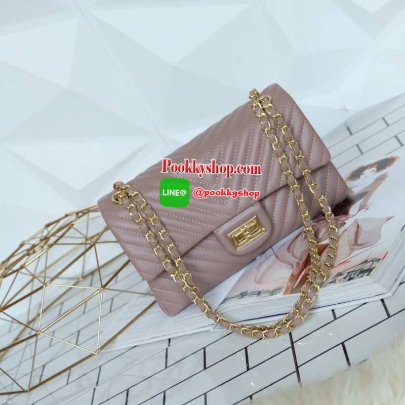 มาเพิ่มละค่า งาน Best Seller พร้อมสีใหม่สวยๆ มาให้เลือกเพิ่มอีก 2 สี !! KEEP รุ่น shoulder chevron chain handbag สวย หรู มากๆ เลยน๊า กระเป๋าอยู่ทรง หนังตัวใหม่ Microfiber สวย ทนกว่าเดิม ตัวกระเป๋าเย็บประณีต สายโซ่ปรับ สั้น ยาวได้คะ ภายในสีแดง มีช่องใส่ของ