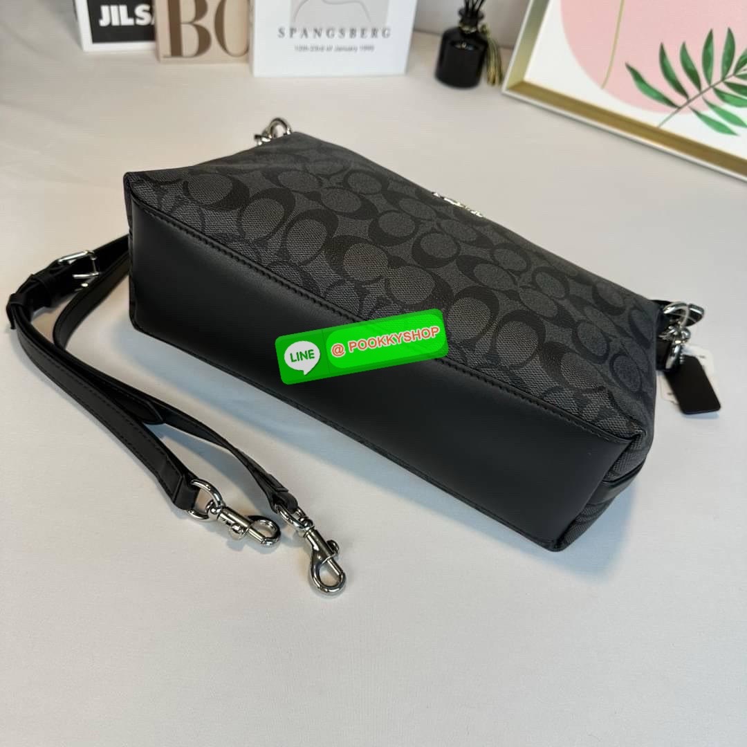 กระเป๋าสะพาย LEWIS IN SIGNATURE CANVAS ( COACH F85696) กระเป๋าหนังลาย C ผ้าใบเคลือบซิกเนเจอร์ พร้อมรายละเอียด หนัง เรียบ] ภายในกระเป๋ามัลติฟังก์ชั่น ปิดด้วยซิป ซับในผ้า