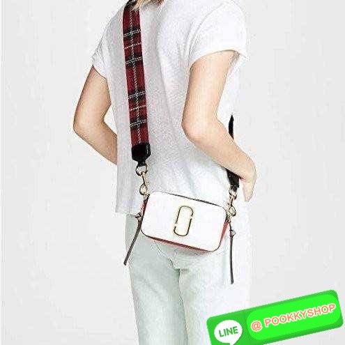 MARC JACOBS THE SNAPSHOT CAMERA BAG ไอเท็มยอดฮิตที่โดดเด่นเป็นเอกลักษณ์ กับกระเป๋าสะพายข้างสุดปัง เรียกได้ว่าไม่ซ้ำใคร!! วัสดุหนังวัว สวยอยู่ทรง เปิด-ปิดกระเป๋าด้วยซิป มีซิปหลัก 2 ช่อง แบ่งสัดส่วนไว้ดีมาก มาพร้อมสายสะพายสปอร์ตเส้นใหญ่ ที่ออกแบบโทนสีมาให้เ