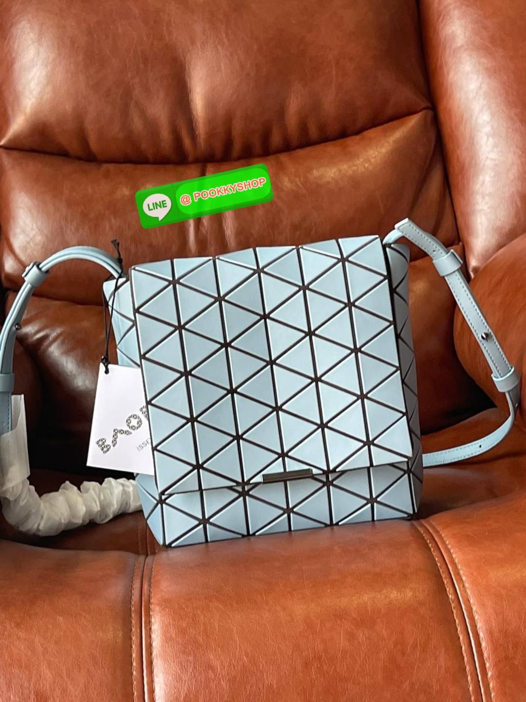💕Baobao Issey Miyake Off-White Flap Messenger Bag(Large) สำหรับใครที่ต้องการใช้งานแบบเน้นการเคลื่อนไหวที่คล่องตัว แนะนำรุ่นนี้เลยคะ มาพร้อมแผ่นรูปทรงสามเหลี่ยมอันโดดเด่นแฝงไปด้วยความทันสมัยบ่งบอกถึงความเป็นเอกลักษณ์ของแบรนด์ได้เป็นอย่างดี ซึ่งสายส