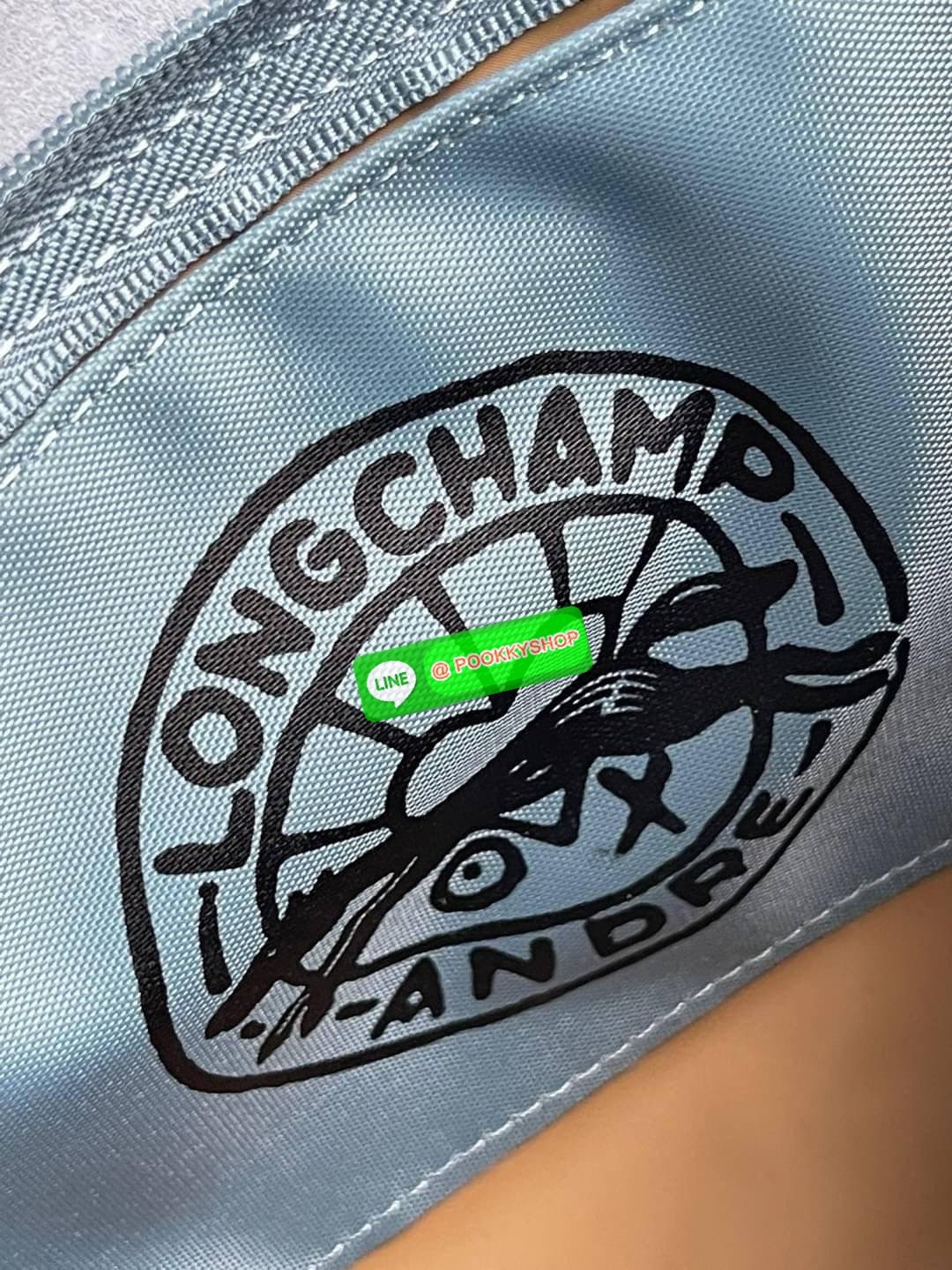 Longchamp x André XS Le Pliage Top Handle Bag พบกับคอลเลคชั่นสุดพิเศษจากลองฌองป์ ‘Longchamp & André’ ที่มีศิลปินกราฟิตี้ชื่อดัง อังเดร ซาไรวา (Mr. André Saraiva) เจ้าของคาเรคเตอร์การ์ตูนสุดร่าเริงอย่าง ‘มิสเตอร์เอ (Mr. A)’ มาร่วมออกแบบกระเป๋าคอลเลคชั่นพิเ