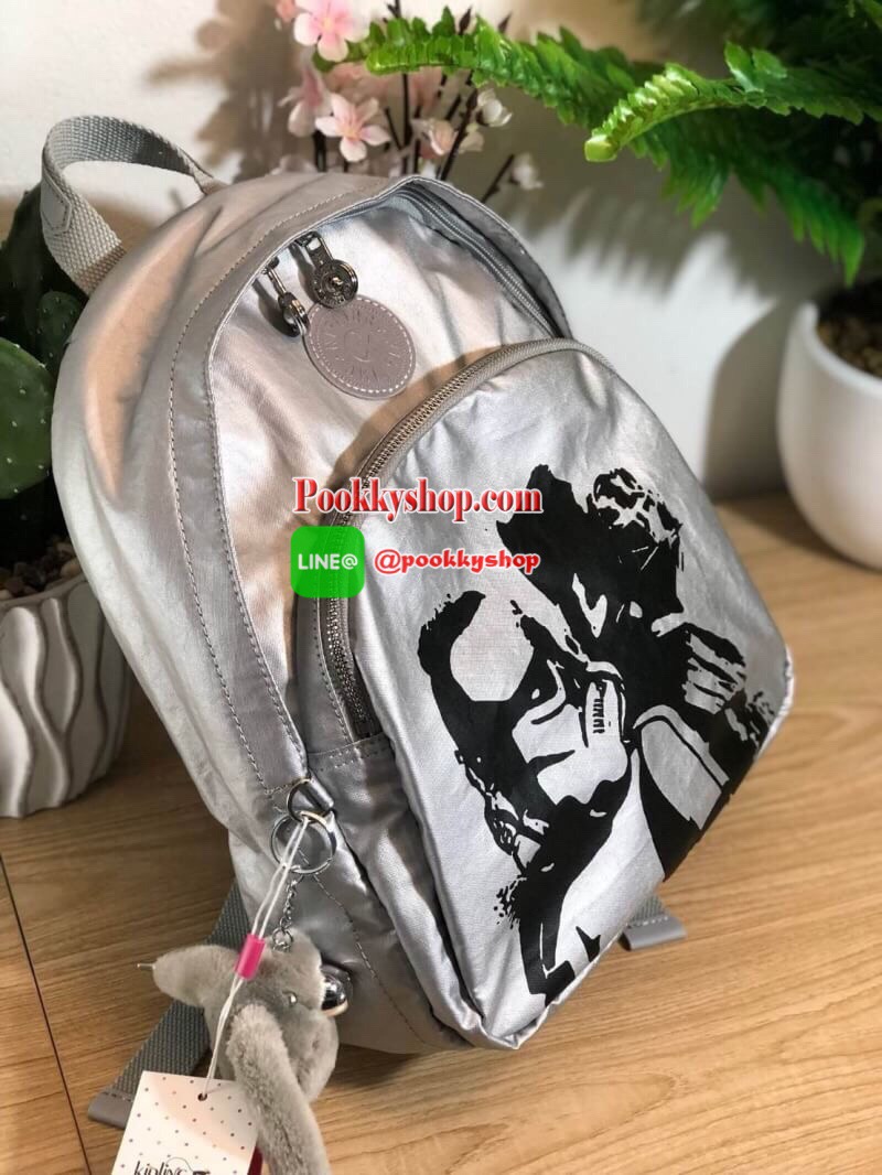Kipling Disney's Backpack collection สุดน่ารักจากแบรนด์ kipling ขนาดกำลังน่ารักพอเหมาะสำหรับใส่ของระหว่างวัน และช่องจัดเก็บอีกหลากหลายรูปแบบ ดีไซน์สวยนับเป็นอีกหนึ่งกระเป๋าเป้ที่พร้อมให้คุณได้สะพายออกไปข้างนอกได้ทุกวันอย่างมั่นใจ เพราะแมทช์เข้ากับทุก
