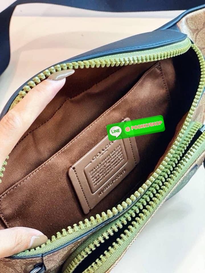 Coach C019 – Charter Belt Bag With Patch (Khaki Green Multi) ใบนี้คือจังหวะสนุกของสีธรรมชาติกับความเท่ที่ใช้งานได้จริง “คาดไว้ไม่ได้แค่ของ…แต่คาดไว้คือสไตล์ที่ไม่ซ้ำใคร” Coach C019 รุ่น Charter Belt Bag โทน Khaki/Green พร้อมโลโก้ Coach Leatherware Patch ข