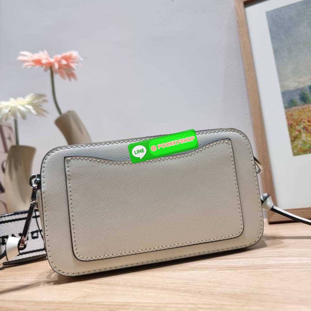 PEANUTS × MARC JACOBS THE SNAPSHOT CROSSBODY BAG คอลเลคชั่นแสนคิวท์ ที่ยกขบวนเหล่าซุปตาร์การ์ตูนมาให้แบบจัดเต็ม กับไอเท็มยอดฮิตที่โดดเด่นเป็นเอกลักษณ์ กระเป๋าสะพายข้างสุดปัง ดีไซน์ลายพรินท์ตัวการ์ตูนสุดฮอต เรียกได้ว่าไม่ซ้ำใคร!! วัสดุหนังวัว สวยอยู่ทรง เป