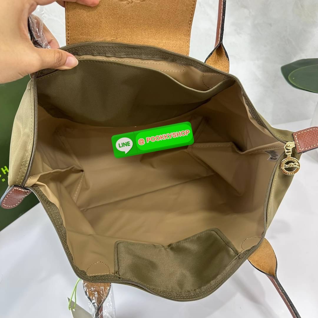 LONHGCHAMP LE PLIAGE ORIGINAL L TOTE BAG 🔖กระเป๋าสะพายไหล่ Le pliage ใบใหญ่ เรียบง่ายจุของได้เยอะ สามารถเก็บเอกสารหรือแล็ปท็อปได้คะ 🔖วัสดุ:ไนลอนเคลือบ 🔖เปิด-ปิดด้วยซิป ภายในกว้าง มีช่องลับแยกคะ 🔖สามารถพับเก็บได้พกพาสะดวกคะ