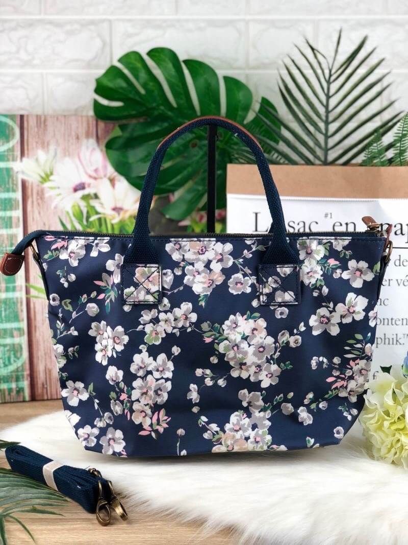 CATH KIDSTON HANDBAG กระเป๋าถือ/สะพายทรงสวย ด้านหน้ามีช่องซิปใส่ของจุกจิกได้ มีหมุดรองฐาน 4 มุม หูหิ้วมีหนังรองมือ เปิดปิดด้วยซิปบน ด้านในกว้างจุของได้เยอะ มีช่องซิปเล็ก 1 ช่อง มาพร้อมสายสะพายยาวถอดและปรับสายได้ รุ่นนี้น้ำหนักเบา ใช้งานง่ายได้หลายโอกาส มี
