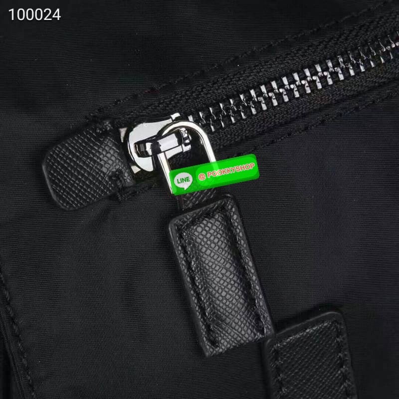 Prada Nylon Travel Bag กระเป๋าถือวัสดุผ้า nylon เนื้อหนา ใบใหญ่ คุณภาพดี อะไหล่เงินสวยหรู ผสมหนังแท้ ด้านหน้าประดับ logo brand ช่องหลักเปิดปิดด้วยซิป ภายในโล่งกว้างจุได้เยอะแบบจุใจ มีช่องซิป และช่องเล็ก ซับในพิมพ์ลายโลโก้แบรนด์สวยๆ มาพร้อมสายสะพายยาว ปรับ