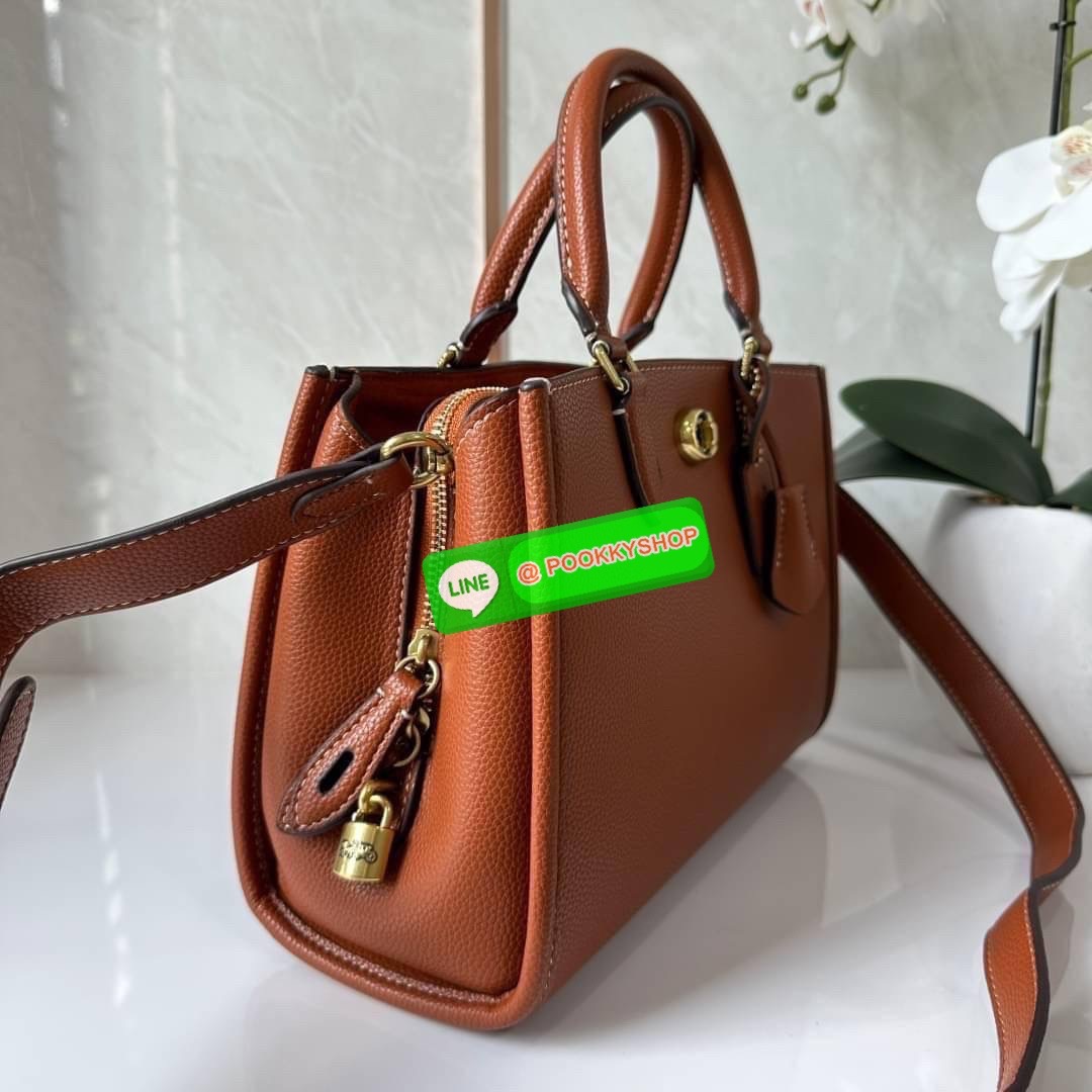 COACH BROOKE CARRYALL 28 (CE733) กระเป๋าถือหรือสะพายข้าง สุดหรู ลุคคุณนาย ให้วัสดุแคนวาสตัดหนังแท้ ภายในกว้าง แบ่งช่องเป็นสัดส่วน มีช่องซิปตรงกลาง สายสะพายถอดออกได้ จะถือหรือสะพายแมทซ์ได้หลายลุคเลยค่ะ