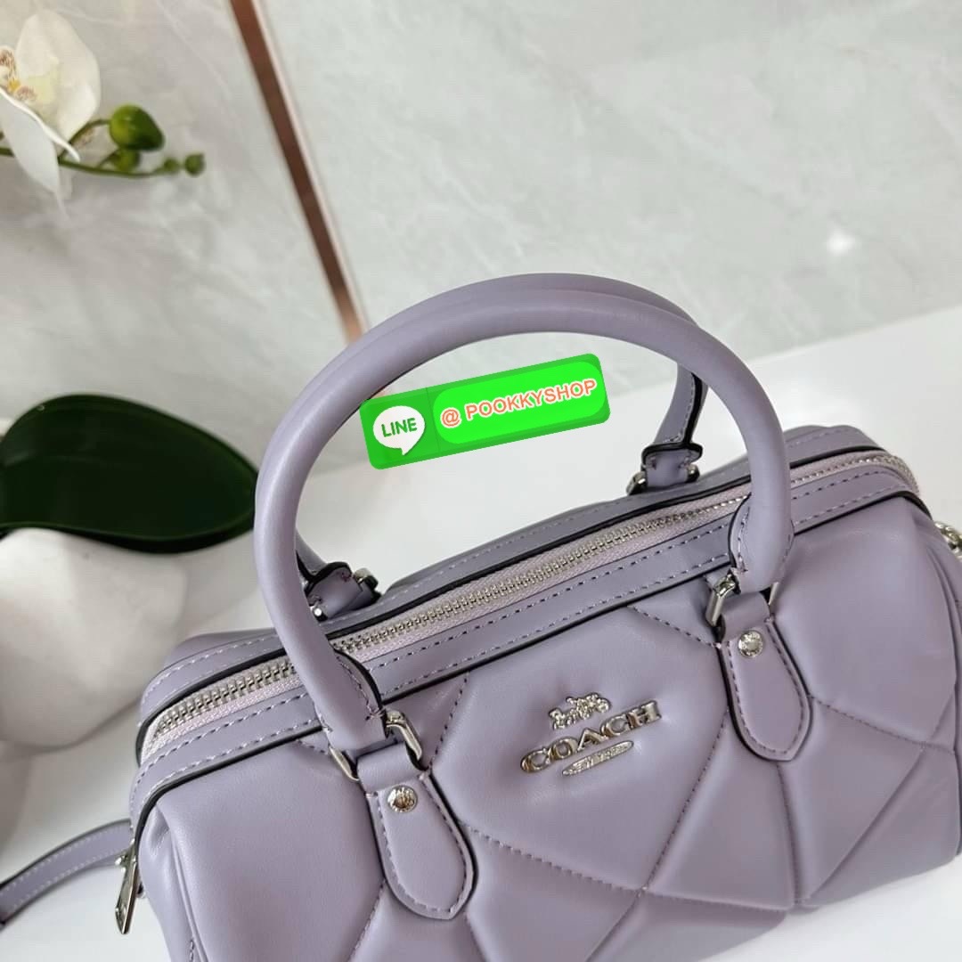 Coach Rowan Satchel With Puffy Diamond Quilting (CJ160) 🔖กระเป๋าทรงหมอนรุ่นใหม่ล่าสุดสัมผัสนุ่มมือ 🔖วัสดุ : Nappa leather (หนังแนบปา) 🔖เปิด-ปิดด้วยซิปแบบโลหะ ภายในช่องโล่งกว้าง ใส่กระเป๋าสตางค์ใบยาวได้ มีหมุดรองฐานอยู่ทรง 🔖