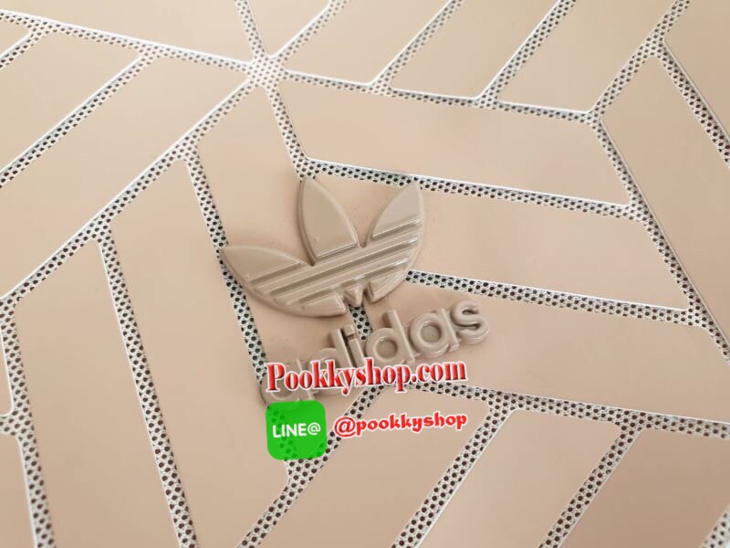 พร้อมส่ง Adidas Original Shopper 3D Tote Bag Trefoil Handbag Classic Sports คอลเลคชั่นสไตล์ Issey Miyake กระเป๋าสะพายข้าง ทรงสวยคลาสสิค แนว Sport สุดฮิต จากแบรนด์ADIDAS วัสดุด้านหน้าเนื้อ matte หนังนิ่ม มีน้ำหนักเบา ด้านหน้ามีแบรนด์ เปิดปิดด้วยซิป ภายในกว
