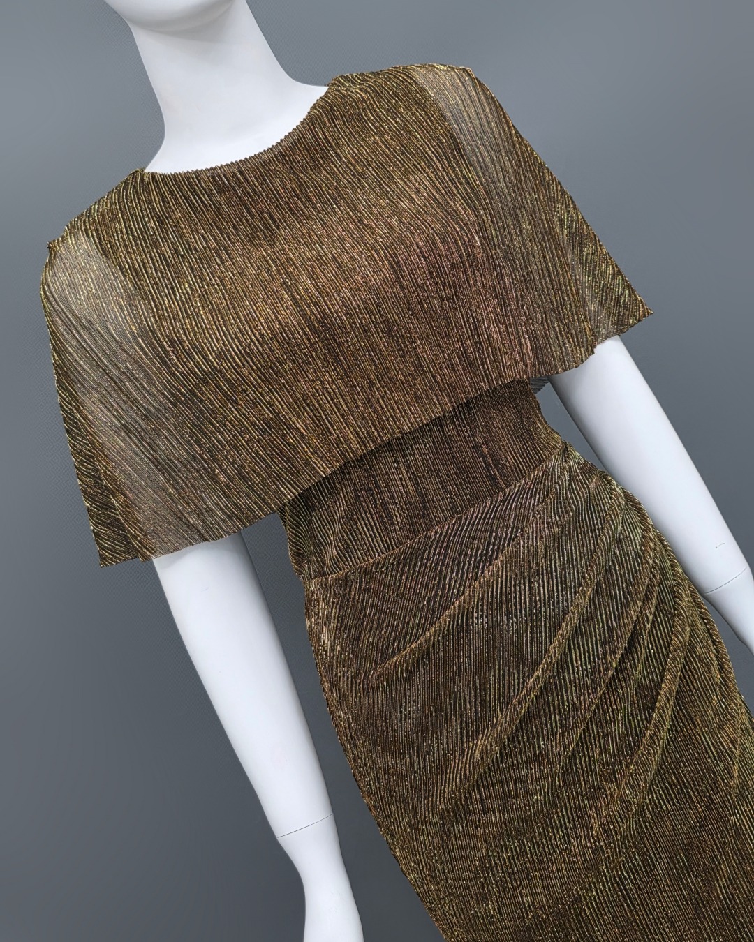 เดรสแฟชั่น เดรสเสื้อคอกลมแขนกุด ดีเทลเป็นเสื้อคลุมไหล่ในตัว กระโปรงทรงสอบจับเดรป