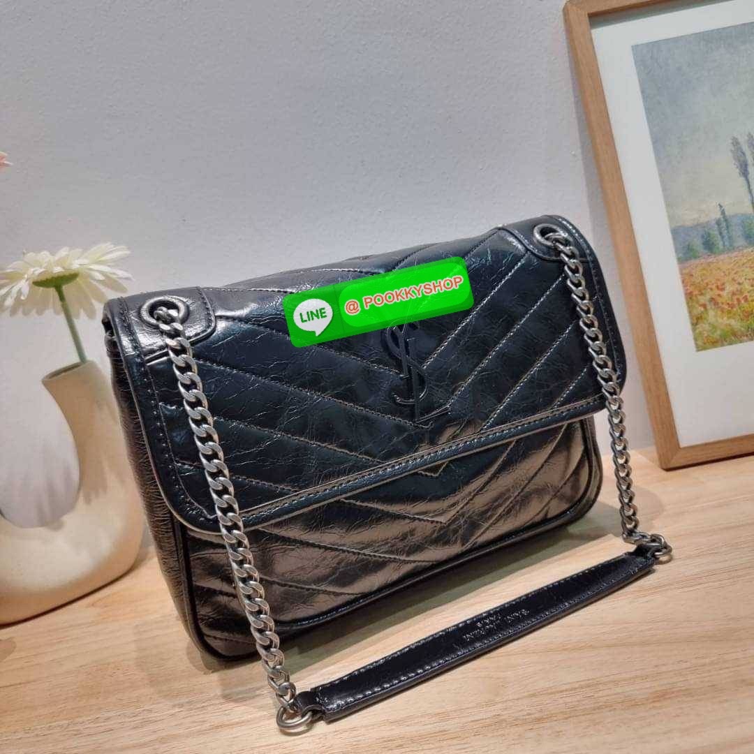 Yves Saint laurent shoulder bag with gwp กระเป๋าสะพายพรีเมี่ยมกิ๊ฟ จากเคาน์เตอร์ vip dutyfree ทรงคลาสสิค สุดฮอต ที่ใครๆก็ต้องมีใช้ ดีไซน์เรียบหรู วัสดุหนังแกะสัมผัสดี ใช้งานง่ายเพียงแค่เปิด-ปิดด้วยกระดุมแม่เหล็ก ภายในโล่งกว้าง จุของได้เลยสบายๆ กระเป๋าสตาง