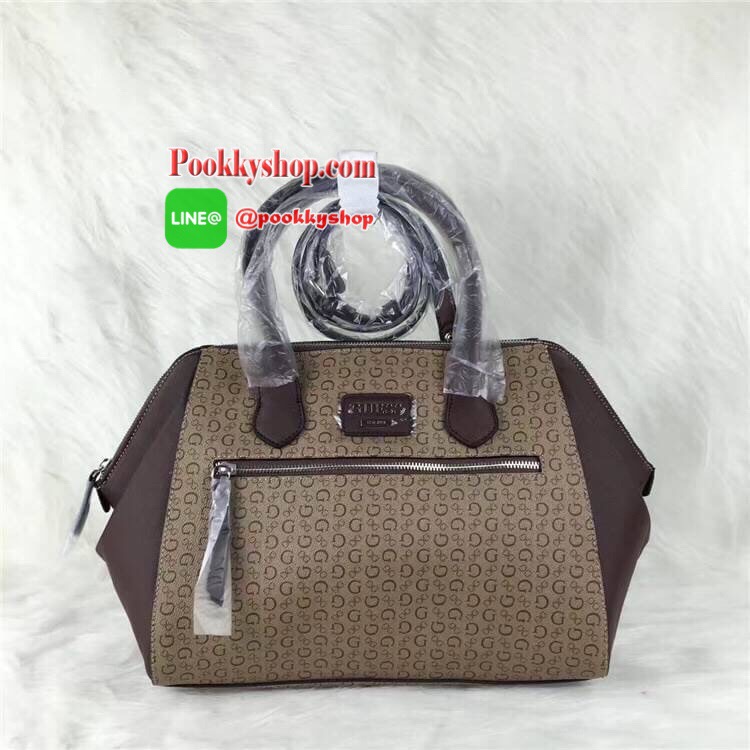 GUESS SAFFIANO HANDBAG กระเป๋าถือหรือสะพายรุ่นแนะนำจาก GUESS หนังปั้มลาย GUESS สวยหรูอยู่ทรงสไตล์ PRADA ใบใหญ่จุสุดๆ ด้านหน้ามีโลโก้แบร์น เปิดปิดด้วยซิปสะดวกใช้ ภายในมีโลโก้ ช่องซิป ช่องใส่มือถือ หูจับแข็งแรงสะพายไหล่ได้มาพร้อมสายสะพายยาวถอดปรับได้ ตัวจริ