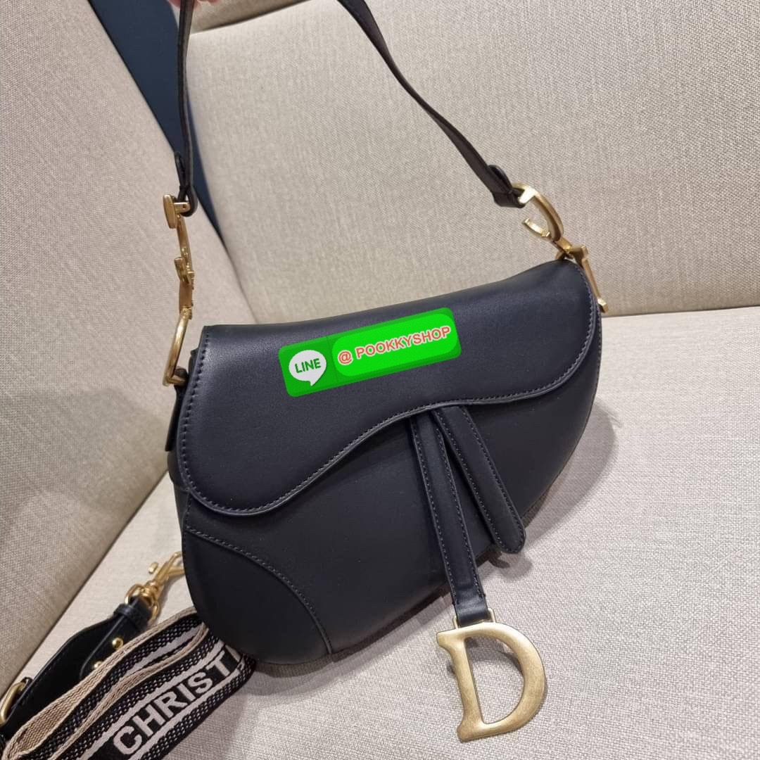 CD SADDLE BAG CALFSKIN กระเป๋าสะพายข้างพรีเมี่ยมกิ๊ฟ ทรงสวยไม่ซ้ำใคร กิมมิคในตัว ดูแพง ไซส์ใหญ่ ดีไซน์ย้อนยุค เป็นเอกลักษณ์สวยทุกแบบ เปิด-ปิดด้วยกระดุมแม่เหล็กซ่อน ใช้งานง่ายมากๆ ภายในเป็นช่องโล่ง มีช่องซิป วัสดุหนังลูกวัวฟอกสี ใส่ของสำคัญได้เลย หมดห่วง ม