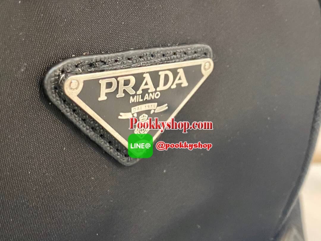 PRADA NYLON BAG WITH ZIP พรีเมี่ยมกิ้ฟจากเคาน์เตอร์แบรนด์ Limited edition วัสดุ Nylon ด้านหน้าประดับโลโก้และช่องใส่ของ เปิดปิดด้วยซิป ภายในลายแบรนด์ Polyester 100% มีโลโก้ ช่องใส่มือถือ สามารถใส่กระเป๋าสตางค์ใบกลาง และของใช้ได้พอประมาณ น้ำหนักเบา ตัวจริงส