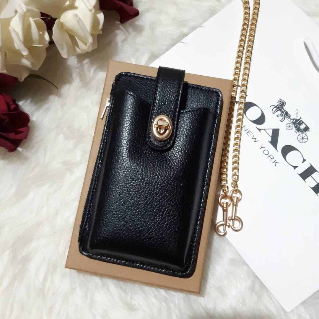COACH 825 TURNLOCK CHAIN PHONE CROSSBODY IN BLOCKED SIGNATURE CANVAS ฮอตและปังกว่านี้ไม่มีแล้ว!! กระเป๋าเอนกประสงค์ สำหรับใส่โทรศัพท์ ใส่บัตรได้ มีช่องซิปแยกให้ด้วย ขนาดพกพาดีงาม!! 💕 ใส่โทรศัพท์ได้ทุกรุ่นน้า สายสะพายยาวประมาณ 23" (วัดจากไหล่)