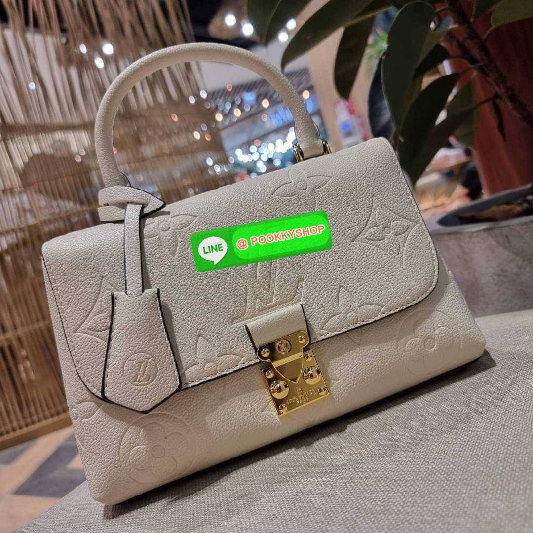 LV MADELEINE BAG ใหม่ล่าสุด อีกหนึ่งรุ่นคลาสสิคหายาก จากเคาน์เตอร์ dutyfree ที่สาวๆรอคอย กระเป๋าถือ/สะพายข้าง ดีไซน์เรียบง่าย แต่เต็มไปด้วยดีเทลความหรู วัสดุหนังวัวปั๊มลายเอกลักษณ์ เปิด‐ปิดด้วยอะไหล่กดล็อคสีทองหรู และมีพวงหนังห้อยพิเศษแถมมาให้ด้วย ภายในแบ