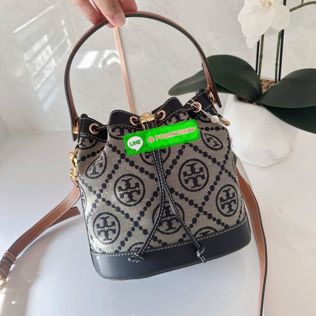 TORY BURCH T MONOGRAM JACQUARD BUCKET BAG กระเป๋าสะพาย ทรงบัคเกต รุ่นฮอต สไตล์ไหนเข้าได้ ทุกลุค วัสดุ jacquard ตัดขอบหนังแท้ ภายในเป็นช่องโล่งกว้าง ใส่ของได้เยอะหยิบจับสะดวก มาพร้อมสายสะพายข้างหนังแท้ ถอดและปรับระดับได้สะพายชิวได้ทุกโอกาส