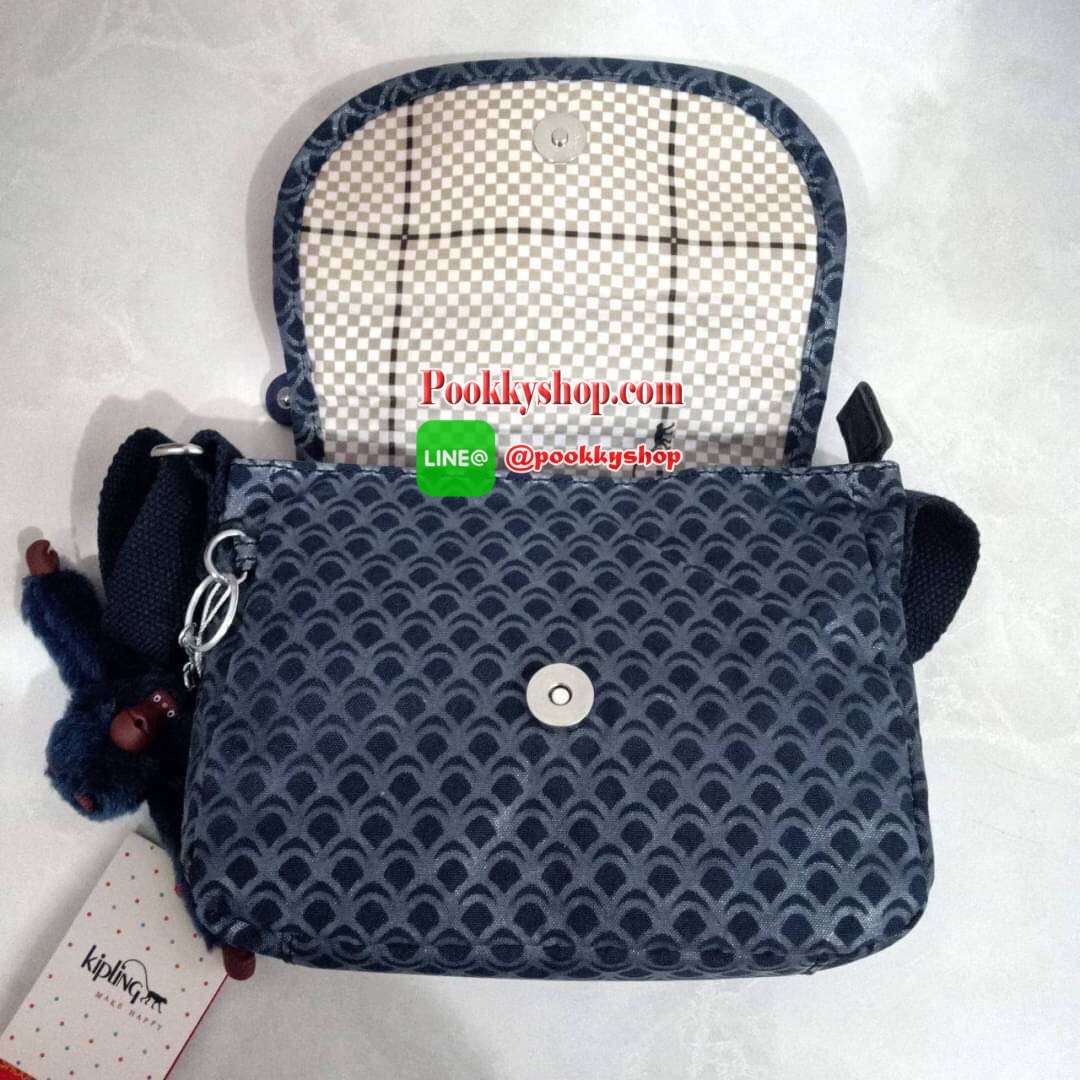 KIPLING SABIAN CROSSBODY MINI BAG กระเป๋าสะพายข้าง วัสดุ Nylon&Polyester 100% ขนาดเล็กกำลังน่ารัก เปิด-ปิดด้วยฝาปิดกระดุมแม่เหล็กและซิปแบรนด์ ด้านในทีแท็กแบรนด์ -ด้านหน้าฝาบนมี1ช่อง ขนาดตามโค้งฝาหน้า -ด้านหลังมีอีก 1 ช่องลึกถึงฐาน -ด้านในมี 1 ช่องหลัก เปิ