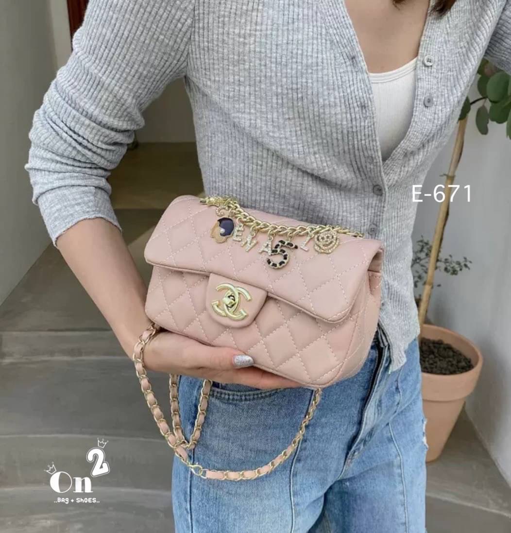 กระเป๋าสะพายชาแนล ทรงคลาสสิคเปิดหน้าอะไหล่สีทอง งานสไตล์แบรนด์ สายสะพายยาวครอสบอดี้ได้ค่ะ พร้อมส่ง 5 สีค่ะ