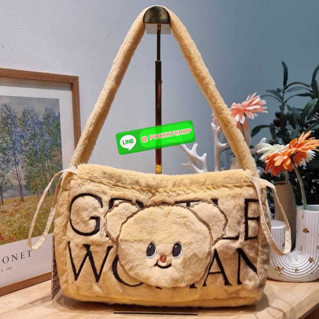 Gentlewoman x Butterbear fluffy dumpling bag 🔆 Details กระเป๋าที่มัมหมีต้องไม่ปล่อยผ่าน น้องหมีเนยน่ารักไม่ไหว และมาในรูปแบบกระเป๋า dumpling สุดฮิต บอกเลยว่าเหมาะกับคริสต์มาสที่จะถึงนี้มาก ดีไซน์น้องหมีเนยโดดเด่น ปากกระเป๋าสามารถรูดเก็บทรงได้ และม