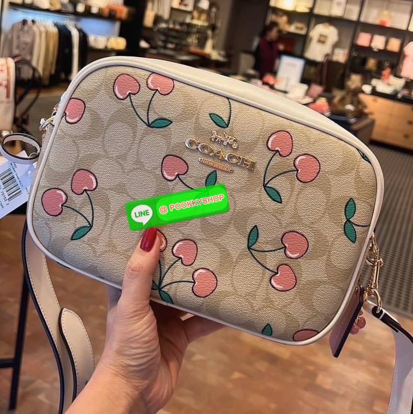 Coach Jamie Camera Bag In Signature Canvas With Heart Cherry Print พร้อมส่งค่ะ กระเป๋าสะพายแบบครอสบอดี้ร์ ขนาดพอดีลำตัวไม่เล็กเกินไปค่ะ เปิด-ปิดกระเป๋าแบบซิป ภายในสามารถใส่มือถือได้ทุกรุ่น;กระเป๋าเงินใบกลางได้;มีช่องเสียบบัตรให้2ช่อง และช่องเล็กใส่ของจุกจ