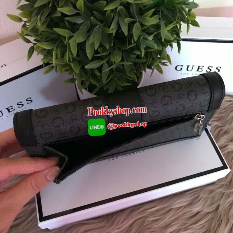 Guess leather wallet กระเป๋าสตางค์ใบกลาง ด้านหน้าแต่งโลโก้แบรนด์โลหะสวยหรูลายซิกเนเจอร์ของแบรนด์ ภายในมีช่องใส่ธนบัตร บัตรต่างๆ ช่องใส่รูป มีช่องยาว 3 ช่อง ใส่ธนบัตร ด้านหลังมีช่องซิปใส่เหรียญ ปิดเปิดใช้งานสะดวก ถือถนัดมือ ขนาดกำลังพอเหมาะ ดีไซร์หรูสวยงาม