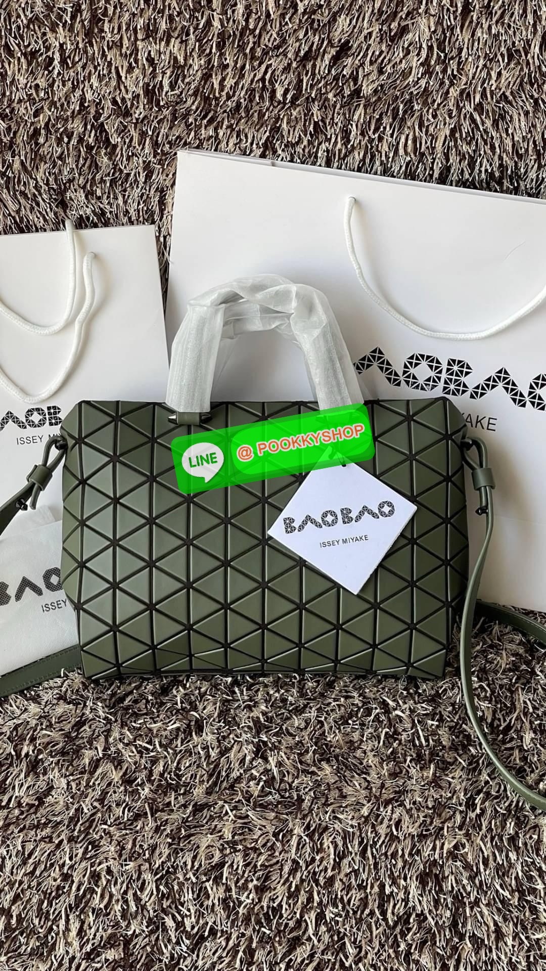 *Small BAO BAO ISSEY MIYAKE TONNEAU เป็น ซีรีย์ที่มีเอกลักษณ์เฉพาะตัว ด้วยแผ่นสามเหลี่ยมที่มีสัญลักษณ์เท่ากันทุกด้าน และยังผสมผสานงานดีไซน์ อันสง่างามเท่ากับฟังก์ชั่น การใช้งานสุดพิเศษ โดยมีจุดเด่นที่ซิปด้านบน สำหรับเปิดปิดและมีสายสะพายไหล่ ที่สามารถถอดออ