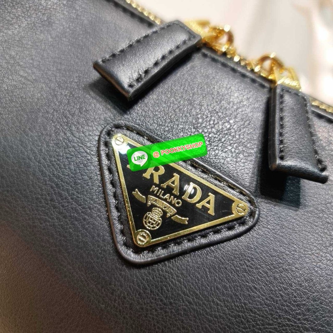PRADA MEDIUM LEATHER HANDBAG 🔆 Details สะเทือนวงการแฟชั่นแบบสุด! กับกระเป๋าสะพายไหล่พรีเมี่ยมกิ๊ฟ ดีไซน์เก๋และมาแรงมาก สาวๆหนุ่มๆติดแกลมต้องไม่พลาด สวยดูแพง หูสะพายคล้องไหล่สะดวก ปากกระเป๋ามีซิปรูดเปิดปิดง่าย ภายในแบ่งสัดส่วนสวย โล่งกว้าง มีทั้งช่