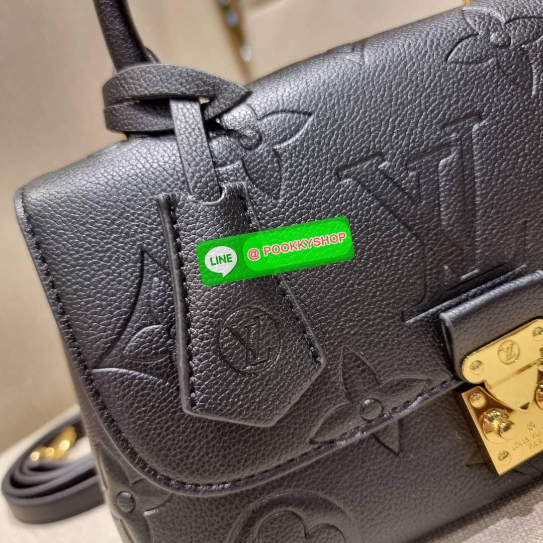 LV MADELEINE BAG ใหม่ล่าสุด อีกหนึ่งรุ่นคลาสสิคหายาก จากเคาน์เตอร์ dutyfree ที่สาวๆรอคอย กระเป๋าถือ/สะพายข้าง ดีไซน์เรียบง่าย แต่เต็มไปด้วยดีเทลความหรู วัสดุหนังวัวปั๊มลายเอกลักษณ์ เปิด‐ปิดด้วยอะไหล่กดล็อคสีทองหรู และมีพวงหนังห้อยพิเศษแถมมาให้ด้วย ภายในแบ