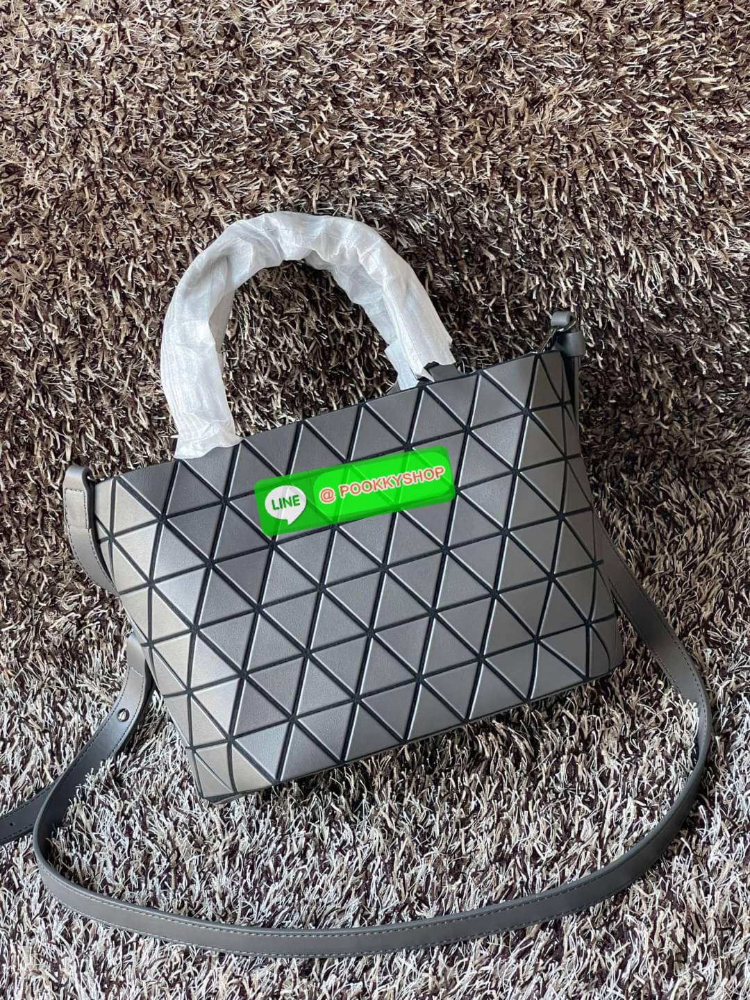 💕BAO BAO ISSEY MIYAKE MATTE CRYSTAL SMALL TOTE เป็นกระเป๋าทรงโท้ทที่มีความพิเศษด้วยการออกแบบแผ่นสามเหลี่ยมแบบใหม่จัดเรียงต่อกันในแนวตั้งเสริมกระเป๋าให้ดูหรูหรา ทันสมัย และดูมีเอกลักษณ์เป็นของตัวเอง อีกทั้งยังมีโครงสร้างฐานตาข่าย นอกจากช่วยให้กระเป