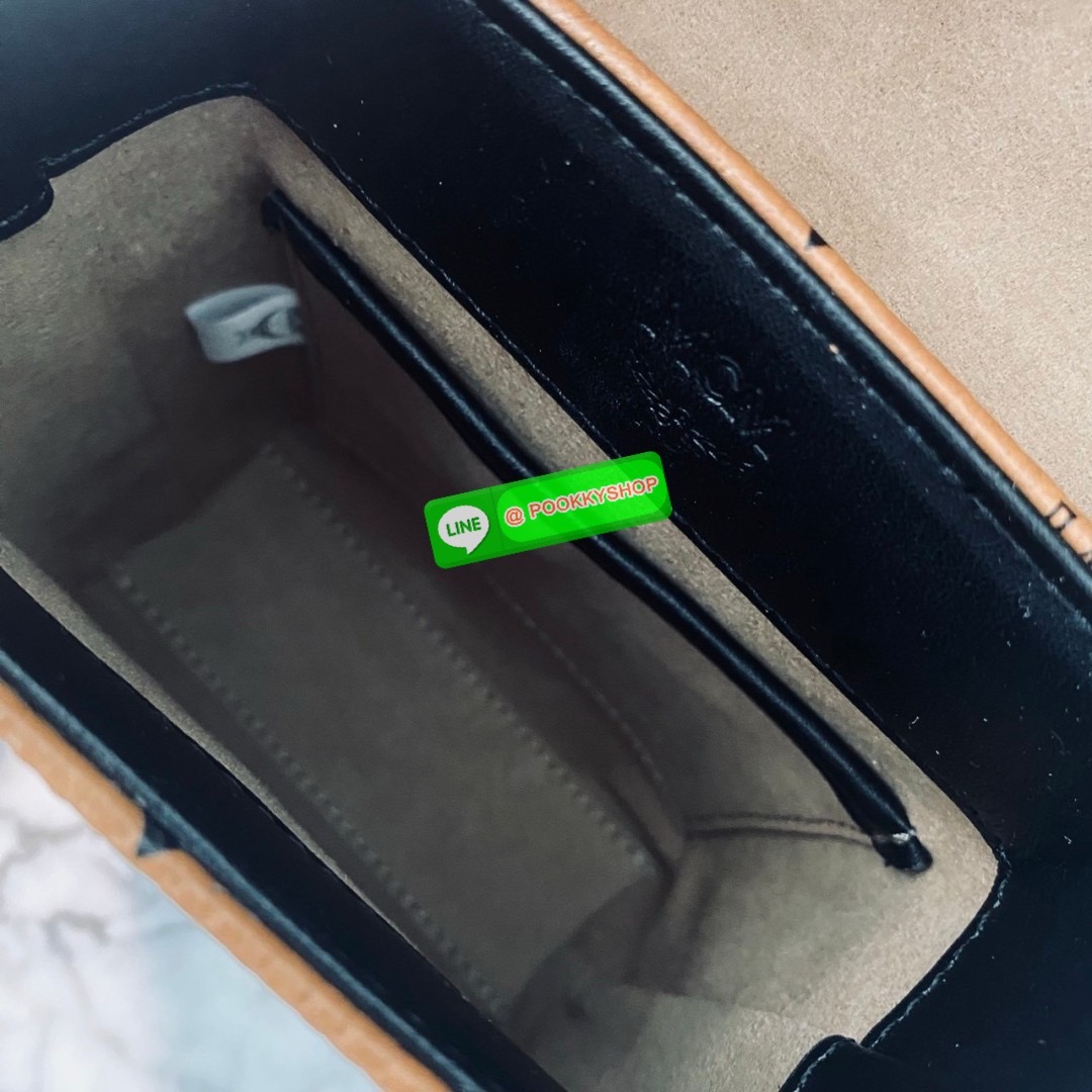 MCM Small Aren N/S Crossbody in Visetos Cognac คอลใหม่เอาใจหนุ่มๆ สั่งก่อนหล่อก่อนน้าา!! กับกระเป๋าสะพายข้างสุดชิค ที่ดูดีมีเสน่ห์มากๆ เห็นแล้วก็ต้องหลงแน่นอน รูปทรงกะทัดรัด สะพายแล้วคล่องตัว เปิด-ปิดด้วยกระดุมแม่เหล็ก ภายในเป็นช่องโล่ง ใส่โทรศัพท์ได้ทุกร