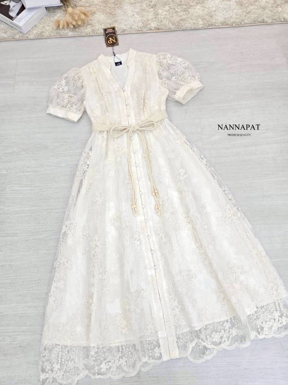 สวยตะโกนเลยค่าา งานเดรสยาว ผ้าลูกไม้แบบพรีเมี่ยมมากๆ นานๆจะมีแบบนี้มาที ใส่ไปดินเนอร์ คาเฟ่ สวยหรูดูดีแน่นอนค่าา ผ้าลูกไม้เค้าดีมากเลยคะ นุ่ม คือไม่คันเลย แล้วซับในยาวด้วย คือเริดด ชอบความที่เค้ามีเชือกผูกเอว มันเข้ากับชุดมาก ทำให้เข้ารูปเก็บทรงสวย ใส่ถ่า