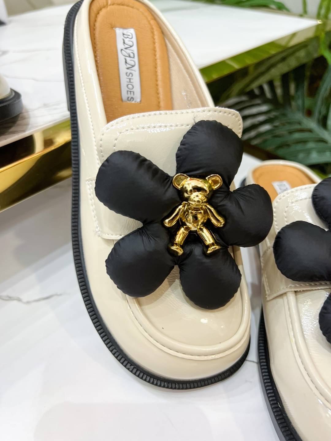 รองเท้าเกาหลีเกาใจน่ารักไม่ไหวรุ่นนี้ เป็นทรงปิดหน้าด้านหน้ามีแต่งดอกไม้ใหญ่ประดับติดด้วยน้องหมีสีทองดีมาก ด้วยรองเท้าเป็นหนังเปิดหลังสวมใส่ง่าย คู่นี้แมทช์กับชุดไหนก็เริ่ดไม่ซ้ำใครแน่นอนค่ะ
